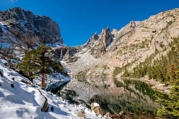 Jezero s odrazem skály — Stock fotografie