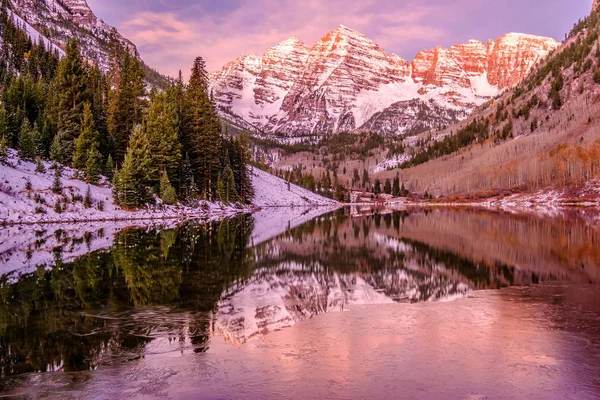 Kastanjebruine klokken en Maroon Lake bij zonsopgang — Stockfoto