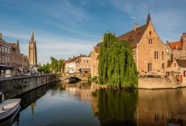 Bruges cityscape su kanalı ile