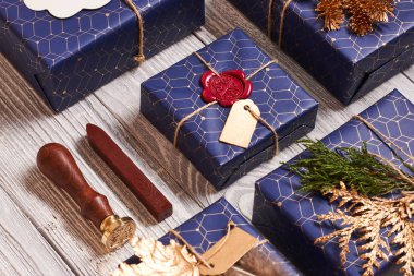 Ahşap arka planda Noel hediyeleri 