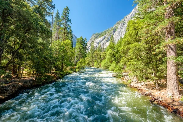 Merced River landscape in Yosemite — Stock Photo, Image