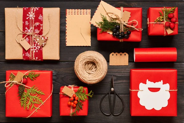 Presentes de Natal em fundo de madeira — Fotografia de Stock