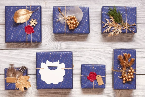 Weihnachtsgeschenke auf Holzgrund — Stockfoto