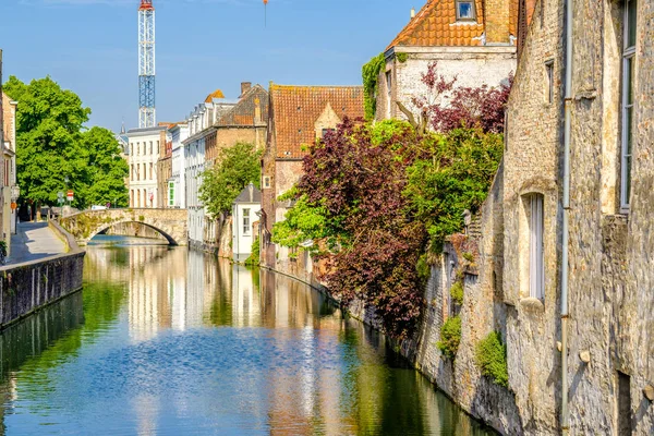 Paysage urbain de Bruges avec canal d'eau — Photo