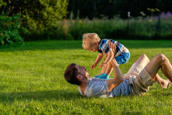 Vader en zoon plezier op weide — Stockfoto