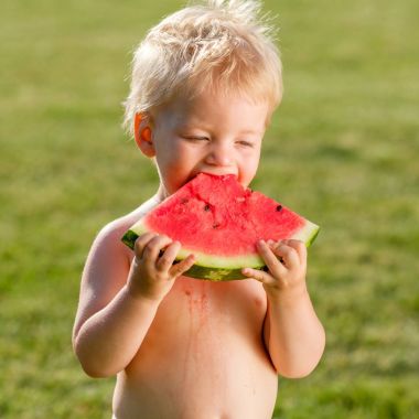 karpuz yeme erkek bebek