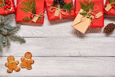 Ahşap arka planda Noel hediyeleri 