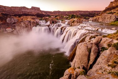 Gün batımında Shoshone Falls