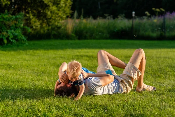 Pai e filho se divertindo no prado — Fotografia de Stock