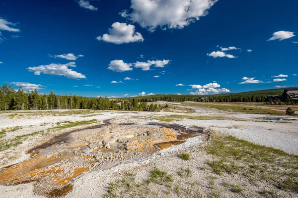 Thermal spring in Yellowstone — Stock Photo, Image