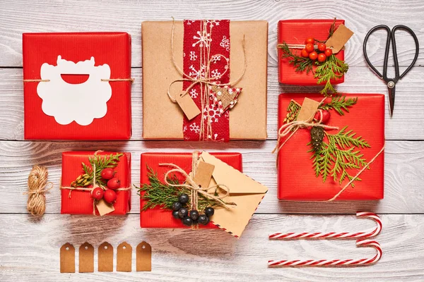 Presentes de Natal em fundo de madeira — Fotografia de Stock