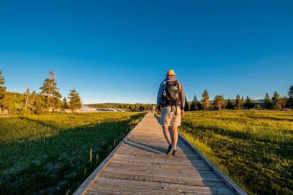 Tourist hiking in Yellowstone — Stock Photo, Image