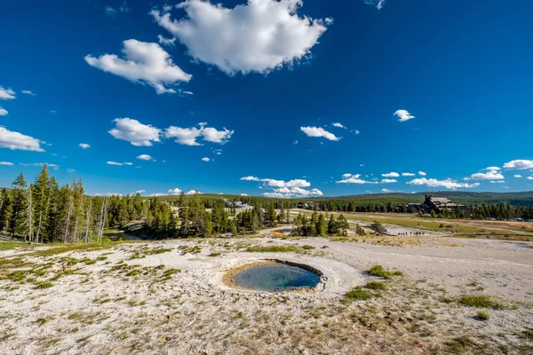 Thermal spring in Yellowstone — Stock Photo, Image