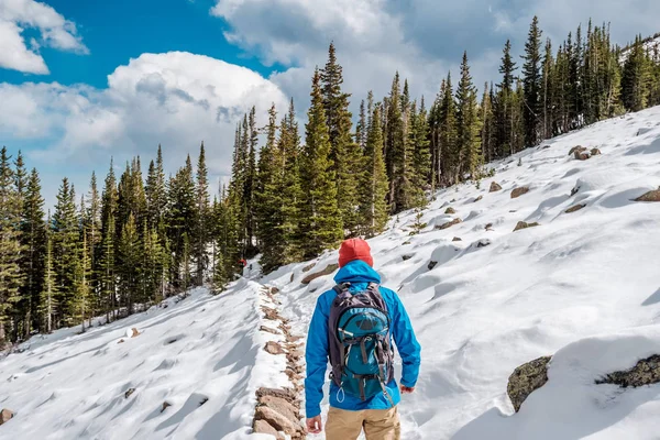 Senderismo turístico en sendero nevado — Foto de Stock