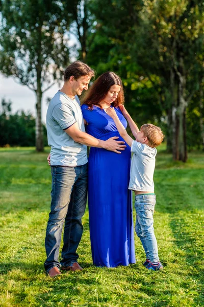 Rodzice i chłopiec przytulanie — Zdjęcie stockowe