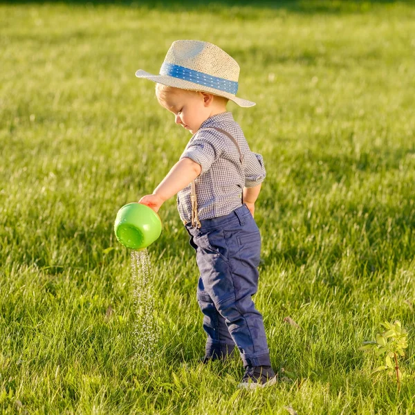 Bayi laki-laki menggunakan kaleng berair — Stok Foto