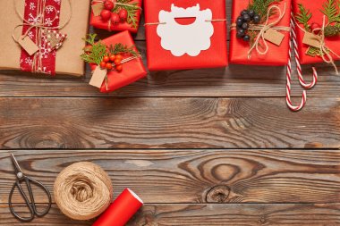 Ahşap arka planda Noel hediyeleri 