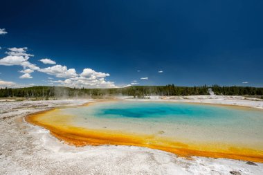 Sıcak termal bahar Yellowstone içinde 