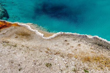 Sıcak termal bahar Yellowstone içinde 