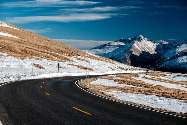 Autopista en tundra alpina — Foto de Stock