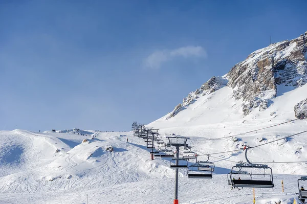 在山在冬季滑雪缆车 — 图库照片