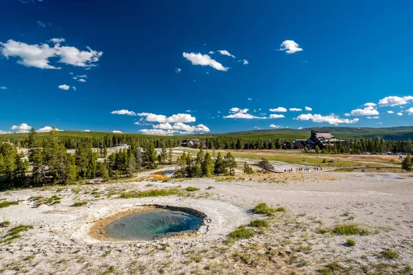Thermal spring in Yellowstone — Stock Photo, Image