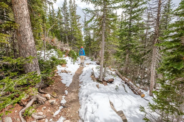 雪に覆われた歩道ハイキング観光 — ストック写真