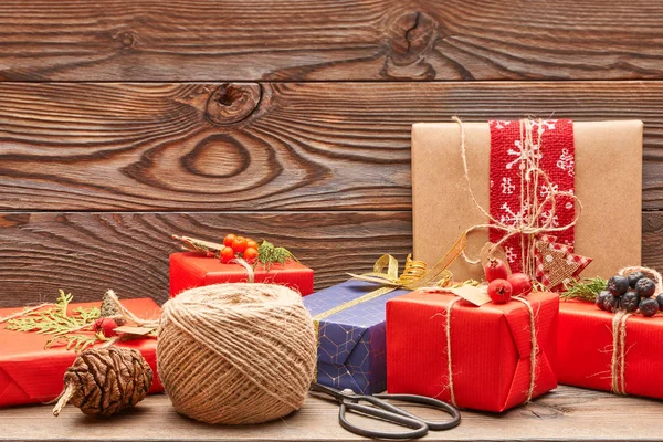 Χριστουγεννιάτικα δώρα σε ξύλινο φόντο — Φωτογραφία Αρχείου