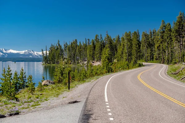 Highway by lake in Yellowstone — Stock Photo, Image