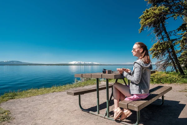 Turismo Femenino Con Cámara Desayunando Junto Lago Yellowstone Wyoming Estados — Foto de Stock