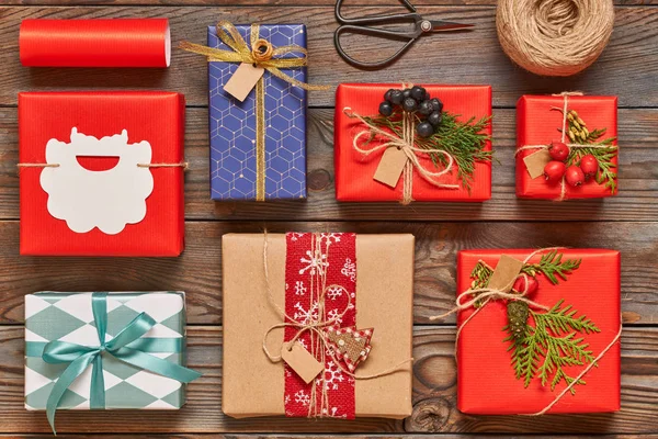 Presentes de Natal em fundo de madeira — Fotografia de Stock