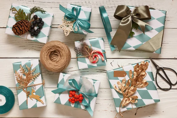 Weihnachtsgeschenke auf Holzgrund — Stockfoto