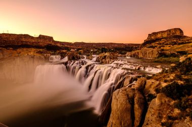 Gün batımında Shoshone Falls'ta Twin Falls