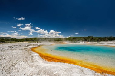 Sıcak termal bahar Yellowstone içinde 