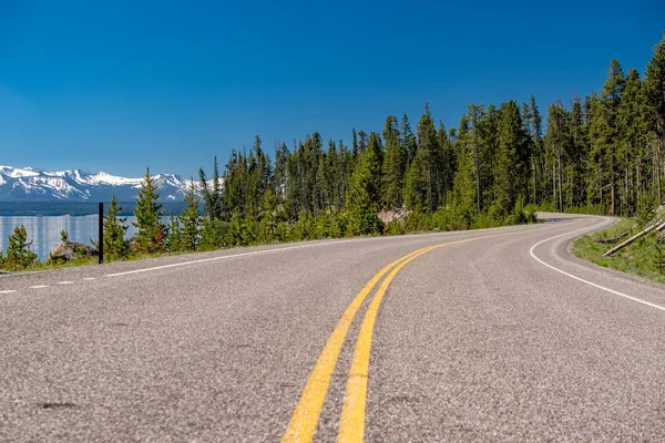 Autostrady Przez Jezioro Parku Narodowym Yellowstone Wyoming Stany Zjednoczone Ameryki — Zdjęcie stockowe