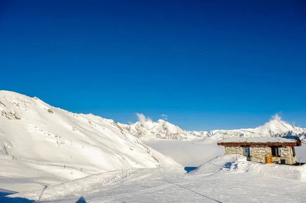 Горнолыжный подъемник в горах зимой — стоковое фото