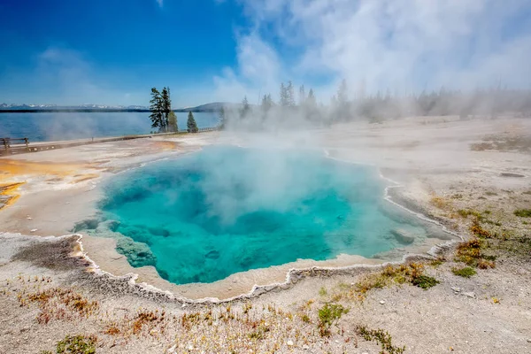 Fonte termal quente em Yellowstone — Fotografia de Stock