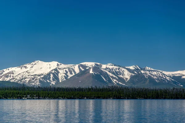 Yellowstone Lake dengan lanskap pegunungan — Stok Foto