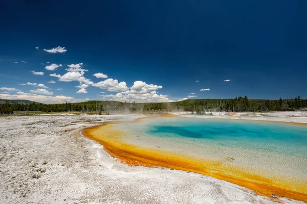 Hot thermal spring in Yellowstone — Stock Photo, Image