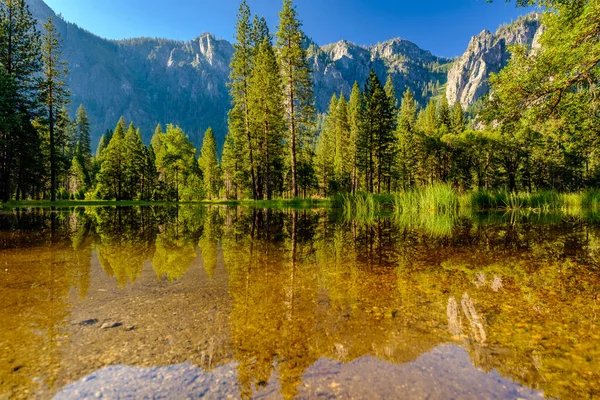 Skały Katedralne Odzwierciedlające Rzekę Merced Parku Narodowym Yosemite Kalifornia Usa — Zdjęcie stockowe