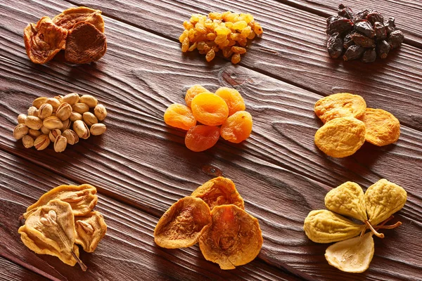 Sušené Ovoce Ořechy Retro Rustikální Dřevěné Pozadí — Stock fotografie