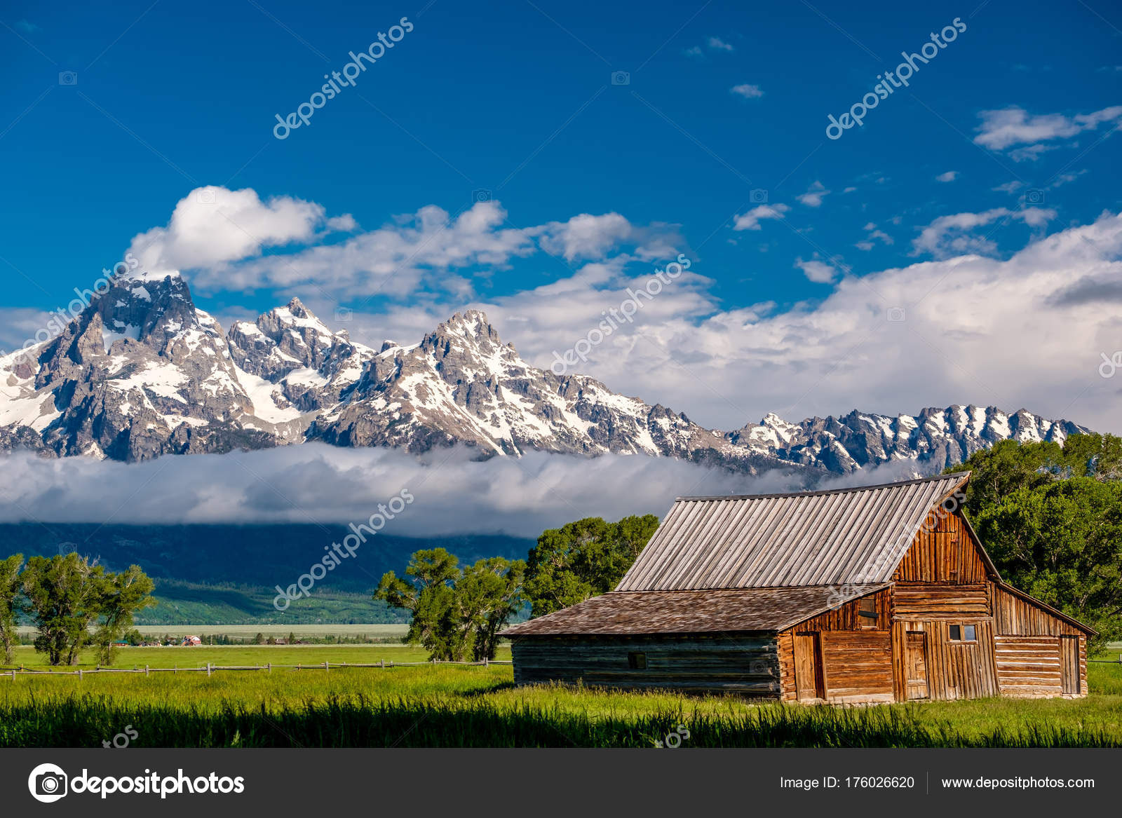 古老的摩门教谷仓在大提顿山与低云大提顿国家公园怀俄明州——图库图片© haveseen #176026620