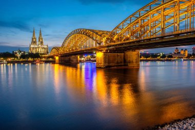 Köln Katedrali 'nin Gece Manzarası (Kolner Dom) ve Ren Nehri' nin altında Hohenzollern Köprüsü, Köln şehri gökyüzü gece, Kuzey Ren Vestfalya bölgesi, Almanya.