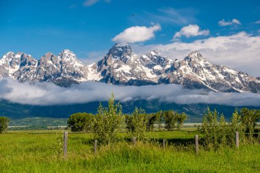 Alçak bulutlar ile Grand Teton Dağları. Grand Teton Milli Parkı, Wyoming, ABD.
