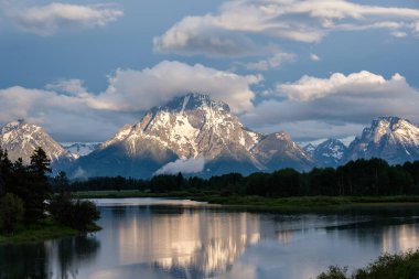 Oxbow Bend sabah yılan nehir üzerinde Grand Teton Dağları. Grand Teton Milli Parkı, Wyoming, ABD.