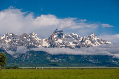 Alçak bulutlar ile Grand Teton Dağları. Grand Teton Milli Parkı, Wyoming, ABD.