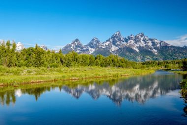 Sabahleyin Snake River 'daki Schwabacher' s Landing 'den Grand Teton Dağları. Grand Teton Ulusal Parkı, Wyoming, ABD.