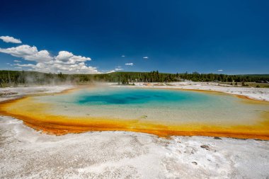 Sıcak termal bahar gün batımı göl Yellowstone Milli Parkı'nda, siyah kum Havza alanı, Wyoming, ABD