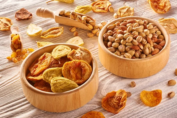 Sušené Ovoce Ořechy Dřevěných Misek Zblízka — Stock fotografie