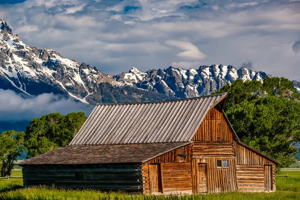 Antiguo Granero Mormón Las Montañas Grand Teton Con Nubes Bajas —  Fotos de Stock